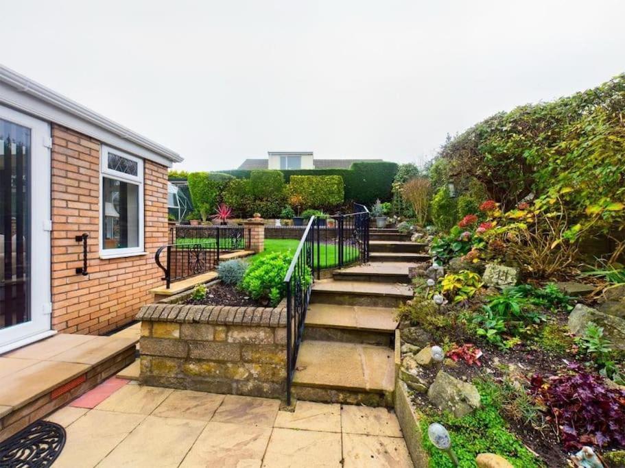 Charming Coastal Bungalow Cayton Buitenkant foto